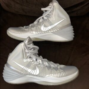 RARE Nike ‘Hyperdunks’ in Metallic Silver!  Sz. 11 and in great condition. 🙌🏼